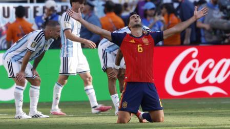 Mikel Merino mira al cielo para celebrar el título del Mundial