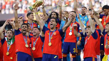 El navarro Mikel Merino sujeta la copa del Mundo