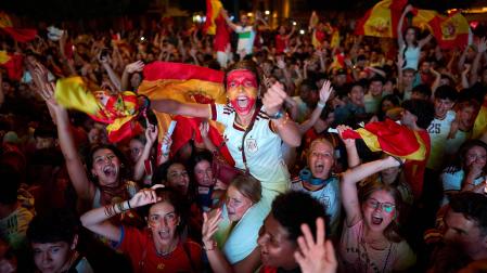 Fotos de la plaza del Castillo de Pamplona durante la final del Mundial 2026 y la celebración posterior