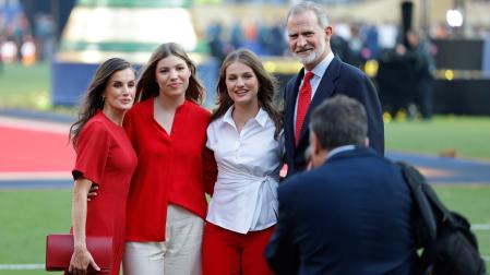 El rey Felipe VI, la reina Letizia, la princesa Leonor y la infanta Sofía posan en el campo tras la final del Mundial 2026 que ganó España a Argentina