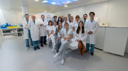Profesionales del Servicio de Radiología de la Clínica Universidad de Navarra con la nueva resonancia magnética instalada en la sede de Pamplona.