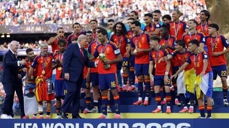 Trump entregando la Copa del Mundo a España
