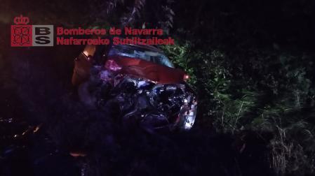 El coche quedó fuera de la vía y su conductor salió del vehículo por su propio pie.