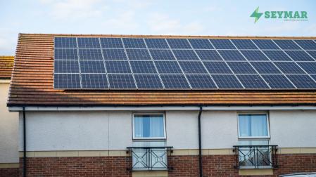 Instalación fotovoltaica en la cubierta de un edificio