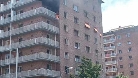 Incendio en un sexto piso de un edificio de viviendas en la calle Monasterio de Urdax