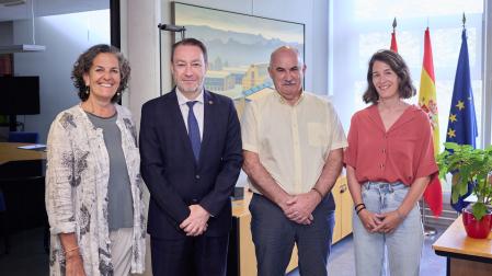 De izquierda a derecha: Itziar Gómez, directora gerente de la sociedad pública medioambiental Orekan; Ramón Gonzalo, rector de la UPNA; Jose Mª Aierdi, consejero de Desarrollo Rural y Medio Ambiente; y Eva Sevigné, técnica de Economía Circular de Orekan