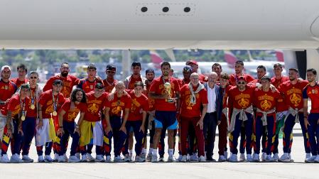 La selección española de fútbol aterrizó este lunes a las 14:25 horas en la terminal 4 del aeropuerto de Madrid Barajas-Adolfo Suárez