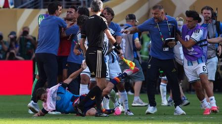 Leandro Paredes (i-atrás) de Argentina empuja a Gavi (i-abajo) de España al finalizar el partido de la final del Mundial