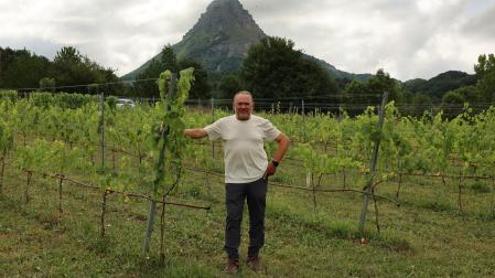 Matías Rayo López-Villalón, en la viña que cultiva en Aribzu, con San Donato de fondo.