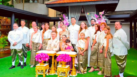 Familiares y amigos de Patxi Frago Iribarren y Jinnie posan con vestimenta tradicional tailandesa durante la ceremonia de su boda, celebrada en Bangkok.
