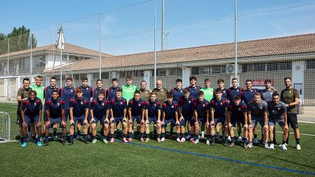 Cuerpo técnico y futbolistas de Osasuna Promesas el primer día de trabajo