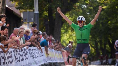 La ciclista argentina Julieta Benedetti (Toyota Valencia) levanta los brazos en la meta de la última y tercera etapa de la Vuelta a Pamplona en la zona del Redín