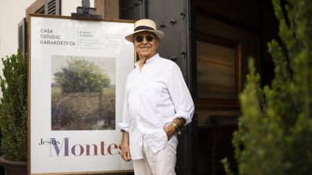 Jesús Montes a la puerta de su casa, donde presenta una exposición con sus obras hasta el próximo 21 de agosto
