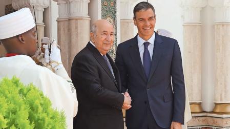 El presidente argelino, Abdelmadjid Tebboune, recibe a su homólogo español, Pedro Sánchez, en el palacio presidencial de Argel