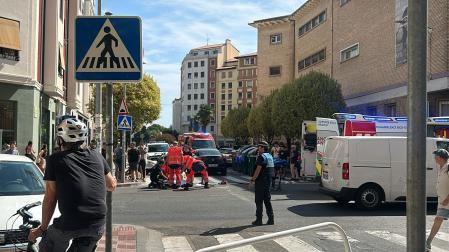 Sanitarios y policías atienden a la mujer atropellada