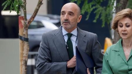 El empresario Julio Martínez Martínez, uno de los principales investigados en el caso Plus Ultra, junto a su abogada María Dolores Márquez del Prado, a su llegada este martes a la Audiencia Nacional
