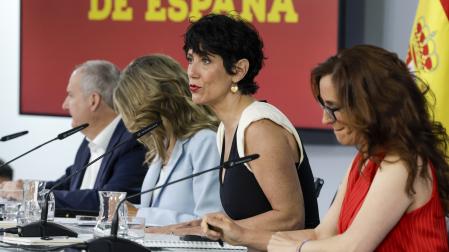 La ministra de Inclusión, Seguridad Social y Migraciones y portavoz del Gobierno de Industria y Turismo, Elma Saiz (2d), junto a los ministros de Industria y Turismo, Jord Hereu (i); la vicepresidenta segunda y ministra de Trabajo y Economía Social, Yolanda Díaz (2i), y la ministra de Sanidad, Mónica García (d) durante la rueda de prensa posterior a la reunión del Consejo de Ministros