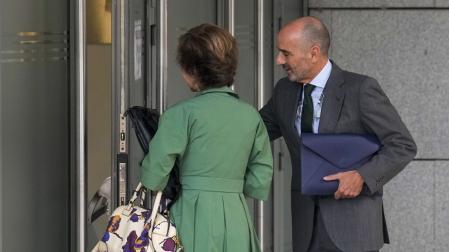 El empresario Julio Martínez Martínez, acompañado por su abogada María Dolores Márquez del Prado, a su llegada este martes a la Audiencia Nacional