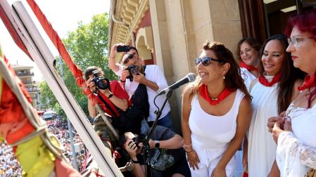 A: Sonia Salsamendi F: 01/08/2025 P: fiestas de Estella L: Estella T: Cohete [Original: DDN_01-08-2025_14h38m_0062.jpg] //DDN//