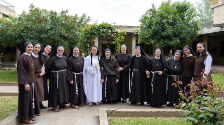 A: BLANCA ALDANONDO F: 14/05/2026 P: LAS HERMANAS DEL MONASTERIO JUNTO A LA MADRE FEDERAL, DE IZDA. A DCHA.; JUANA ARIAS MEJIA, TATIANA CRISTANCHO SANTANA, Mª SAGRARIO DUQUE ALONSO, ANGELES BALDA MARTINICORENA, PILAR BILBAO UNAMUNZAGA, DARLY CERON JOSA, Mª SOLEDAD ERANSUS LECUMBERRI, CARMEN SEVILLANO VALENCIA, Mª CARMEN ELCID RODRIGO, Mª TERESA ECHEVARRIA IZA, MARIA JAVIER SOTO (MADRE FEDERAL), LIZ ROMERO CONTRERAS Y CATALINA PERDOMO MANRIQUE L: TUDELA T: TOMA DE HABITOS DE DARLY. CONVENTO DE SANTA CLARA. MONASTERIO DE LAS CLARISAS