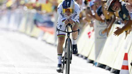 El belga Remco Evenepoel cruza la meta de Thonon-les-Bains tras la crono individual