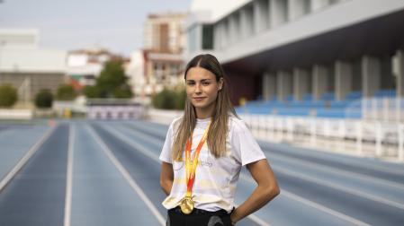 Andrea Arilla en Larrabide, lugar en el que entrena, con su oro que la posiciona primera en el ranking nacional sub23.