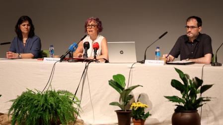 De izquierda a derecha: Ana Duarte, concejala de Cultura de Estella, Rebeca Esnaola, consejera de Cultura,y el profesor Mario Lafuente Gómez, ponente