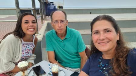 Javier Andreu, con su mujer Paula y una sobrina en Oropesa del Mar.
