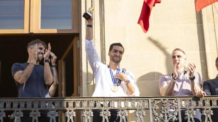 Fotos del recibimiento a Mikel Merino y Javier López Vallejo en el Palacio de Navarra