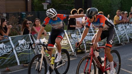 Los ciclistas franceses Bastien Ospital y Nolan Babayou del URT Velo 64 han cruzado la meta escapados