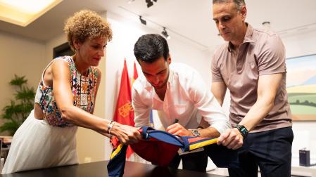Fotos del recibimiento a Mikel Merino y Javier López Vallejo en el Palacio de Navarra