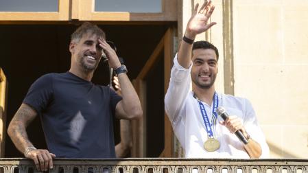 Javi Martínez y Mikel Merino, en el balón del Palacio de Navarra