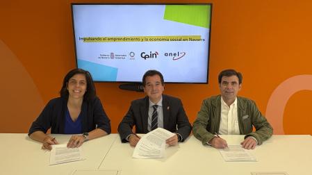 De izquierda a derecha: Uxue Itoiz, directora gerente de CEIN; Mikel Irujo, consejero de Industria y de Transición Ecológica y Digital Empresarial; Ignacio Ugalde, presidente de ANEL.