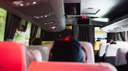 Pasajeros en el interior de un autobús