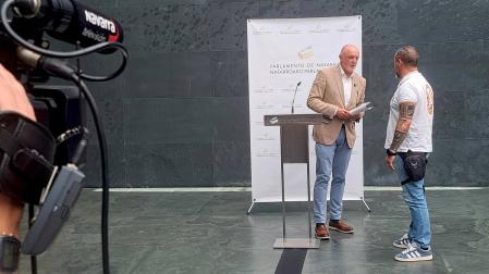 Un representante de una asociación de militares se ha dirigido esta mañana en la rueda de prensa de esta mañana a Javier Esparza para agradecer su apoyo y para preguntarle cuando la profesión de militar se va a reconocer legalmente como de riesgo.