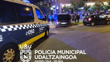 Imagen de la furgoneta en el acceso a la rotonda de la plaza Sancho Abarca, en la Rochapea