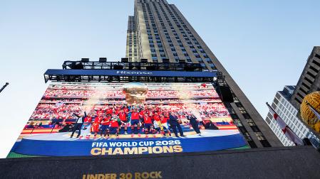 Una pantalla gigante emite en Nueva York la celebración de La Roja tras coronarse campeones del mundo