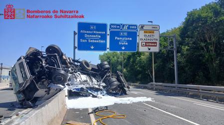 El camión se ha salido de la vía y ha quedado volcado sobre la mediana