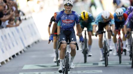 El belga Jasper Philipsen se impone en el esprint de la meta de Voiron
