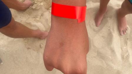 Pulseras identificativas para facilitar la localización de menores en las playas de San Sebastián