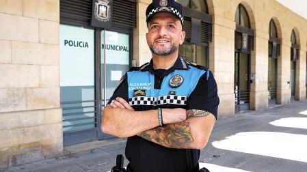 Álvaro Escudero Jiménez frente a las dependencias de Policía Municipal de Tafalla