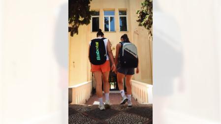 Martina Calvo y Claudia Fernández coinciden a la entrada del instituto