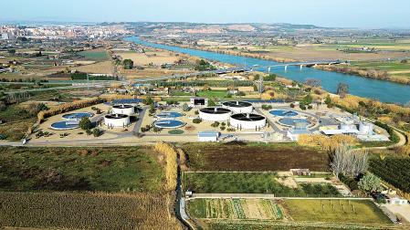 Imagen de la depuradora de aguas residuales de Tudela, junto al río Ebro y donde se proyecta una planta de tratamiento de fangos
