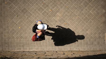 Una persona camina bajo el sol durante la ola de calor de junio