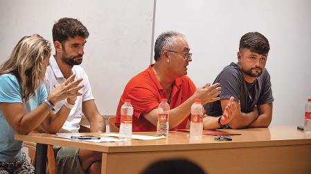 Alfonso Canela se dirige a la asamblea del pasado 13 de julio a la que acudió también la edil de Deportes, Marta Azcona, a la izquierda de la imagen