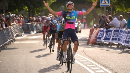 El ciclista catalán Lucas Strahodinsky (Purito) se ha impuesto en la meta de Ororbia