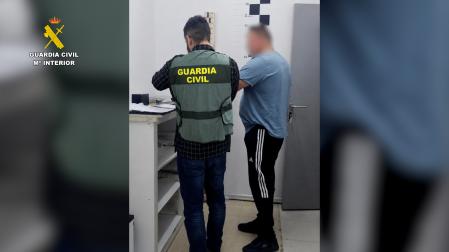 Los investigados habrían causado un perjuicio superior a 44.500 euros y adquirido un inmueble por un precio muy inferior a su valor de mercado