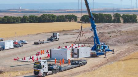 Llegada del sistema de almacenamiento con baterías que Statkraft instalará en el parque eólico Montes de Cierzo