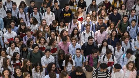 Estudiantes de la Universidad de Navarra de diversos países, en la inauguración del curso académico, en una imagen de archivo.