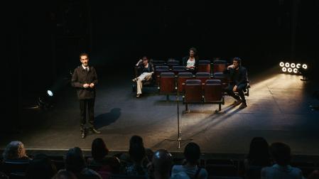 Momento en el que los actores de ‘Declaración de amor (para siempre)’ hablan directamente al público durante una de las funciones en el Teatro de La Abadía en Madrid